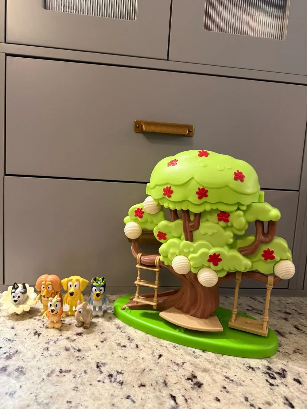 Bluey Treehouse Spring Time Play Set Playset w/ 6 figures